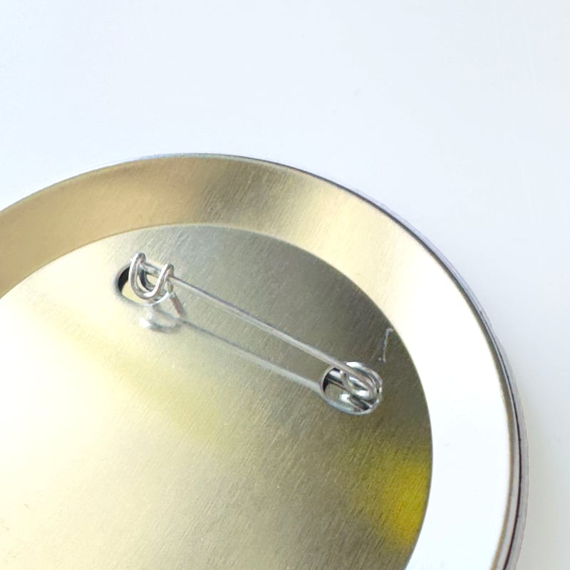 八重樫王明 ／ 缶バッジ 大 P is for Pizza 02（カラー） | はちみせ