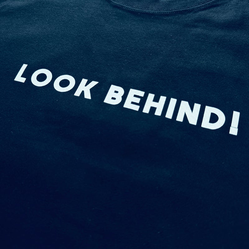 83 original ／ LOOK BEHIND! Tシャツ ｜ブラック | はちみせ （83）