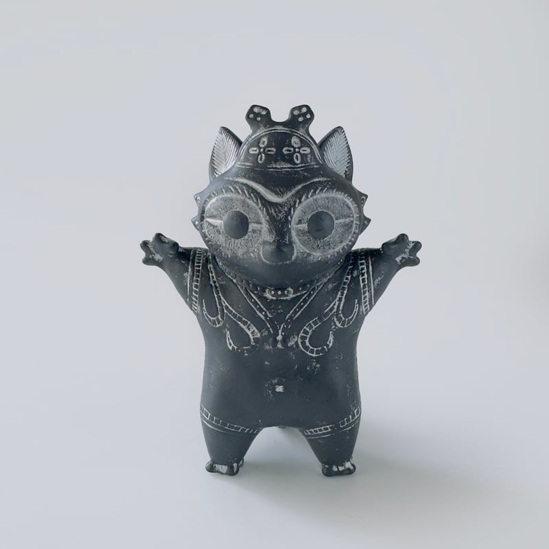 乙幡啓子 ／ 遮光器 土偶犬「ドッグゥ」｜立っち：03 | はちみせ