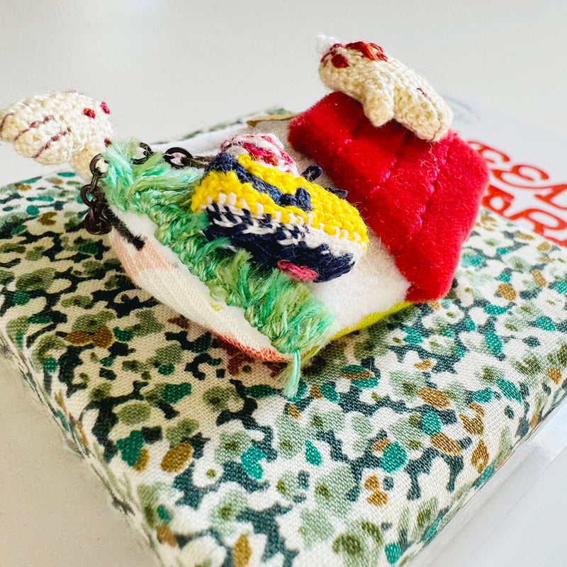 マニー 希少 美品 犬と椅子の刺繍インテリア装飾 楽天市場】バーニーズキーホルダー シルク両面刺繍 犬キーホルダー