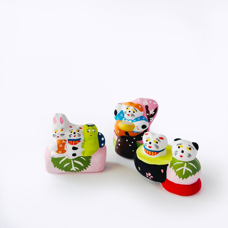 habotan ／ 土人形 特大 ｜道明寺桜餅とお茶に入る猫と犬 SB2 | はち
