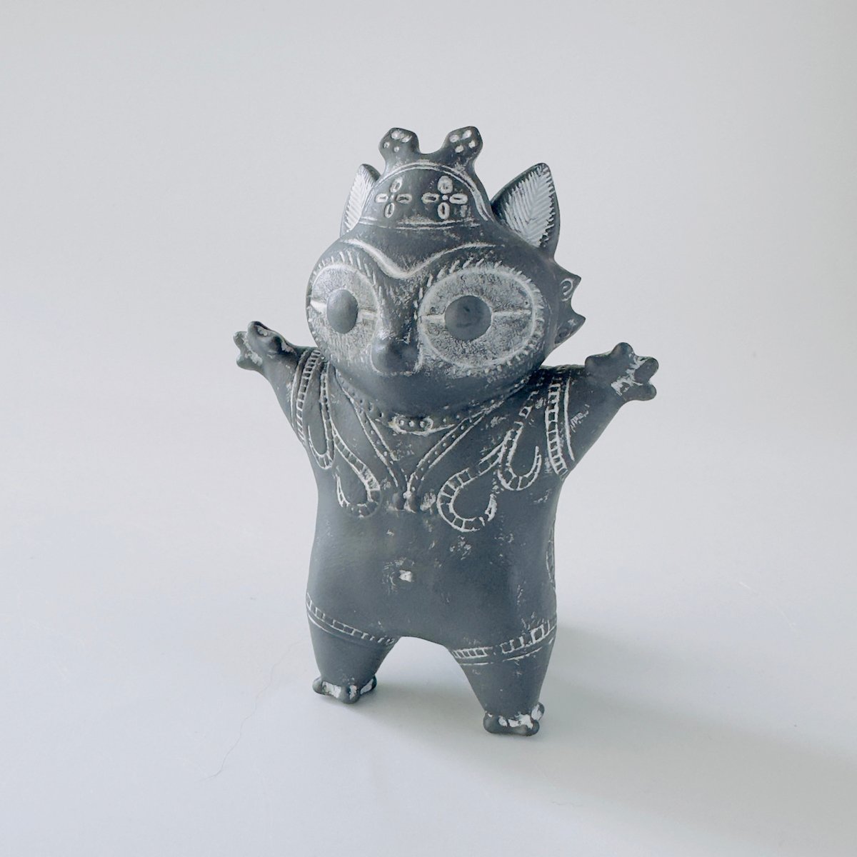 乙幡啓子 ／ 遮光器 土偶犬「ドッグゥ」｜立っち：03 | はちみせ （83）