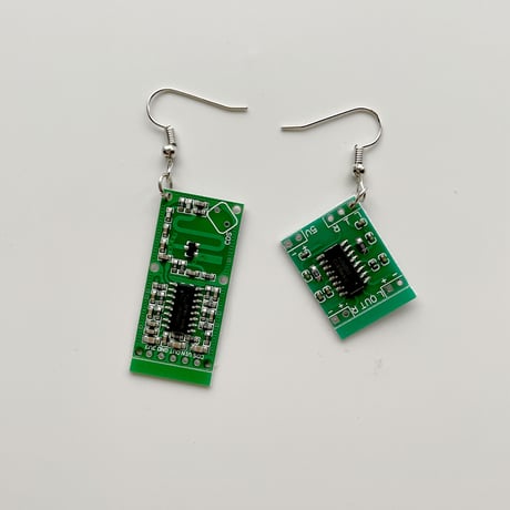 電子基板ピアス グリーン｜アシンメトリー