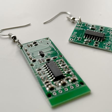 電子基板ピアス グリーン｜アシンメトリー