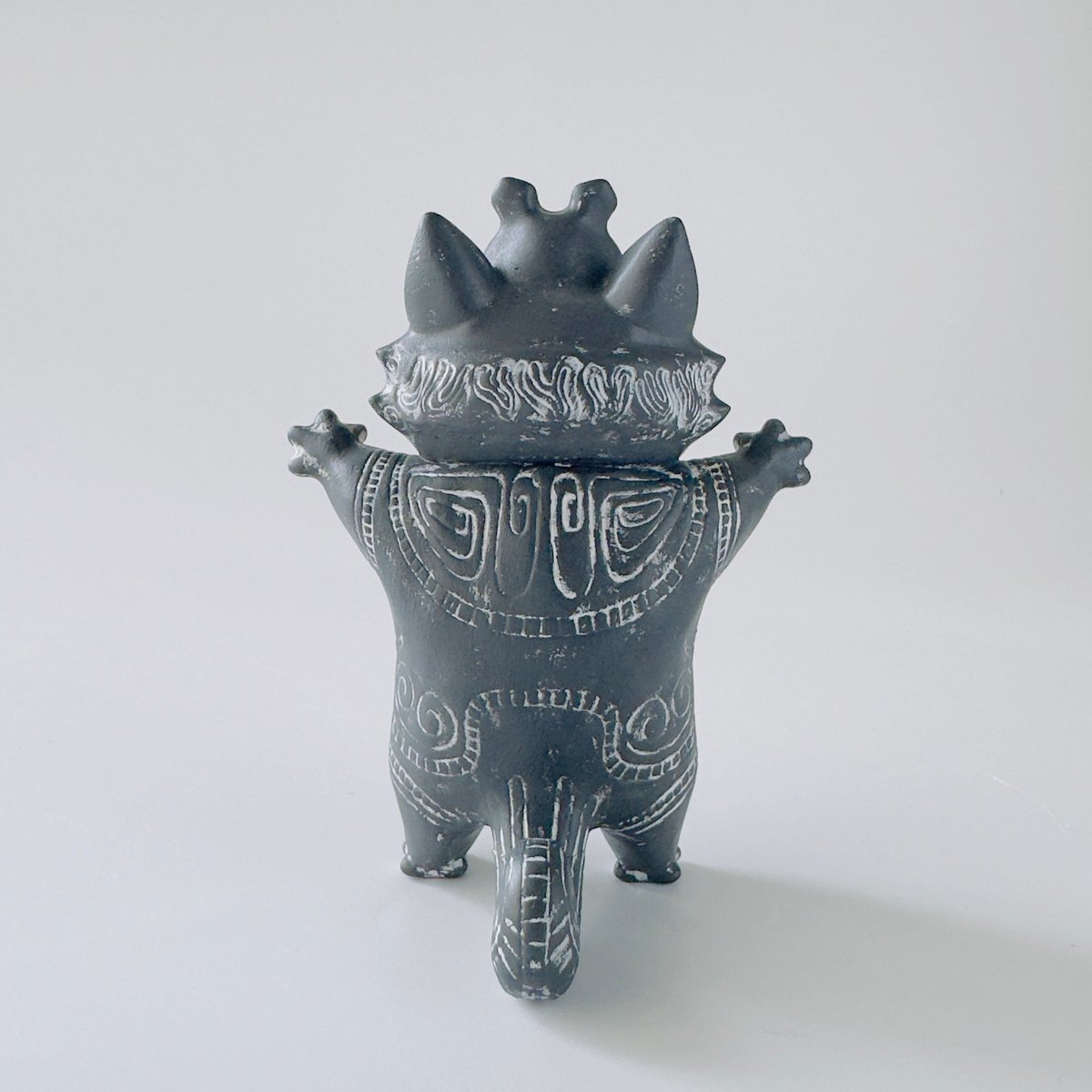 乙幡啓子 ／ 遮光器 土偶犬「ドッグゥ」｜立っち：03 | はちみせ