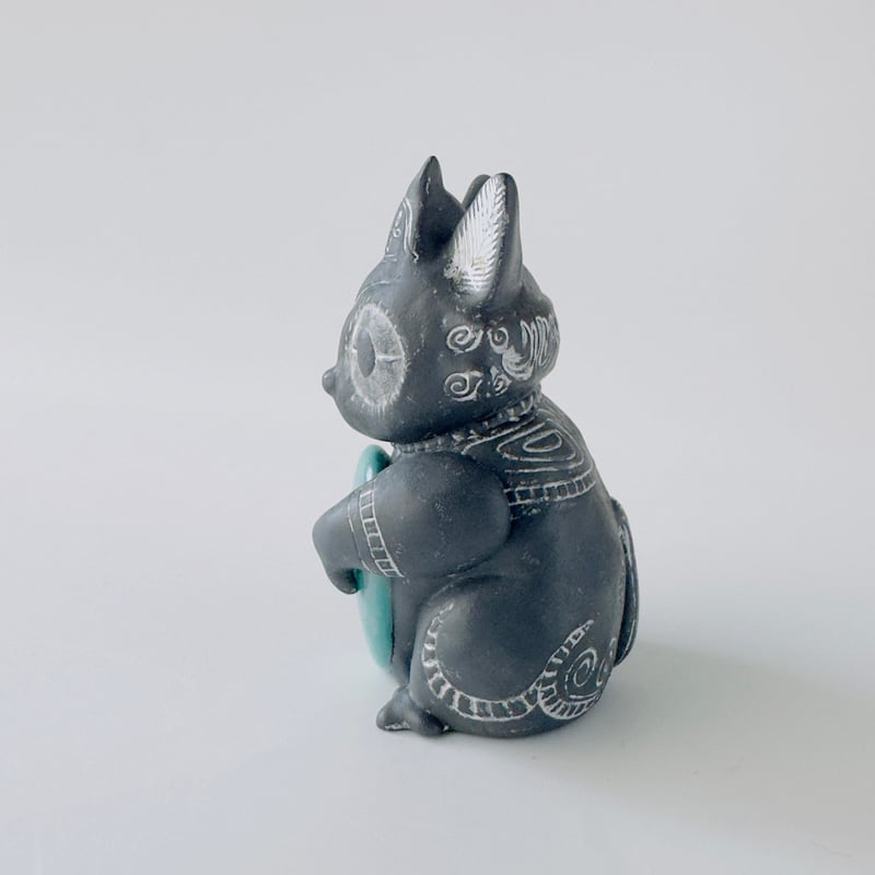 乙幡啓子 ／ 遮光器 土偶犬？「ドッグゥ」｜まねきねこ土偶：09 | はち