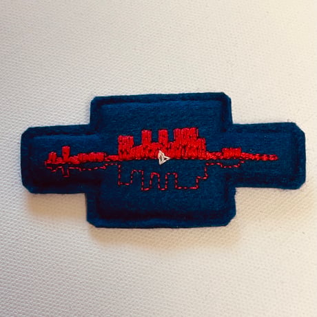 刺繍する犬 ／ 音の波形　blue＆red ブローチ