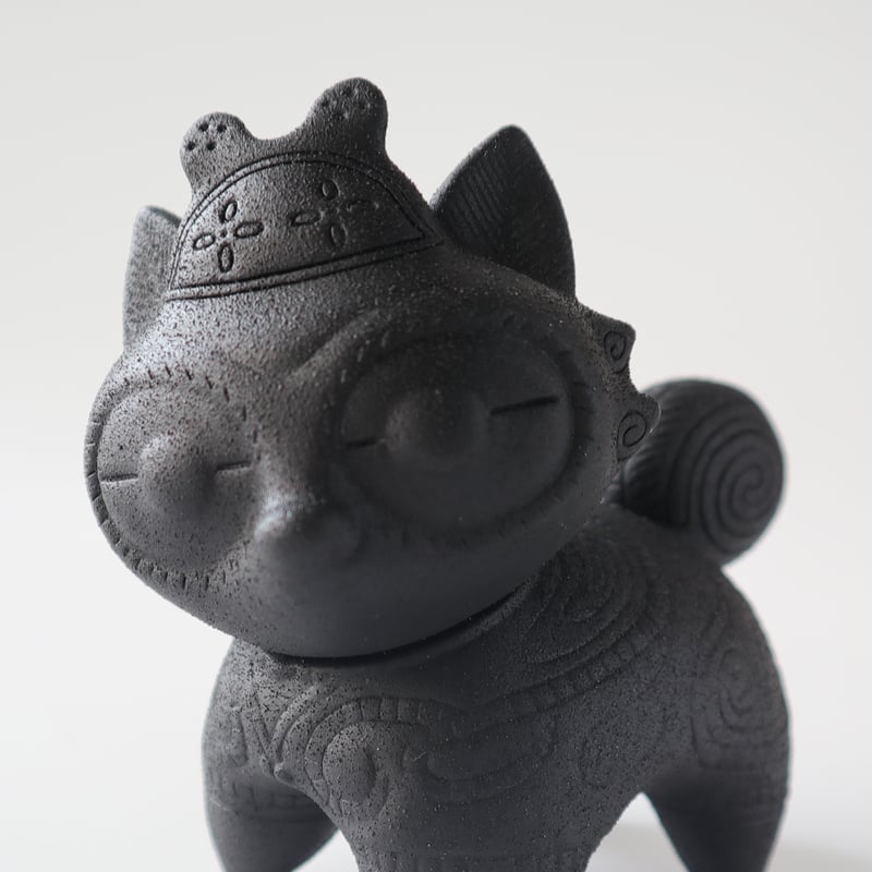 乙幡啓子 ／ 遮光器 土偶犬「ソフビドッグゥ」｜鉄器風：14 | はちみせ