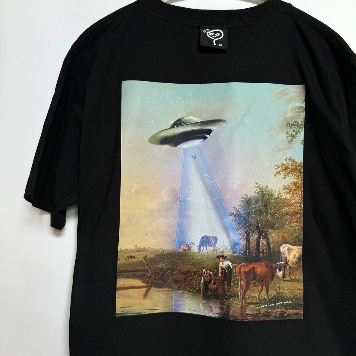 83 original ／ LOOK BEHIND! Tシャツ ｜ブラック | はちみせ （83）