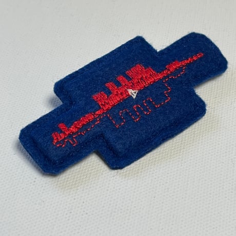 刺繍する犬 ／ 音の波形　blue＆red ブローチ