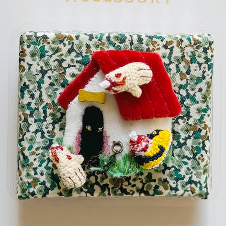 tanami ／ 刺繍ブローチ：犬小屋