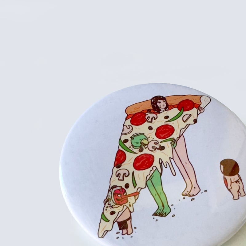 八重樫王明 ／ 缶バッジ 大 P is for Pizza 02（カラー） | はちみせ