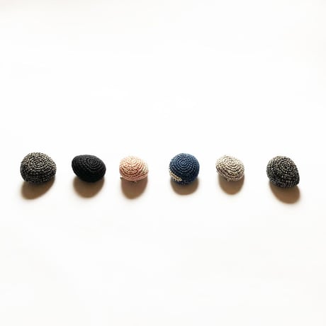 203gow ／編み石。ブローチ　Knitting stone