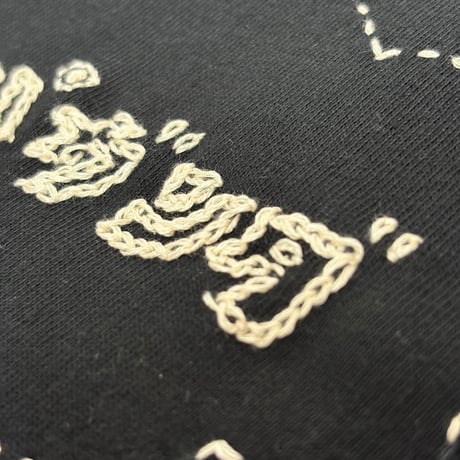 刺繍する犬 ／ プロパガンダTシャツ ブラック × オフホワイト