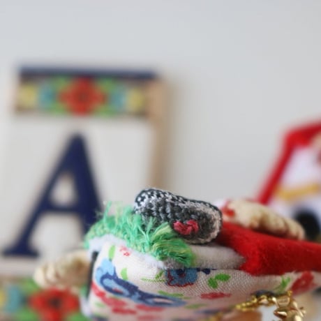 tanami ／ 刺繍ブローチ：犬小屋