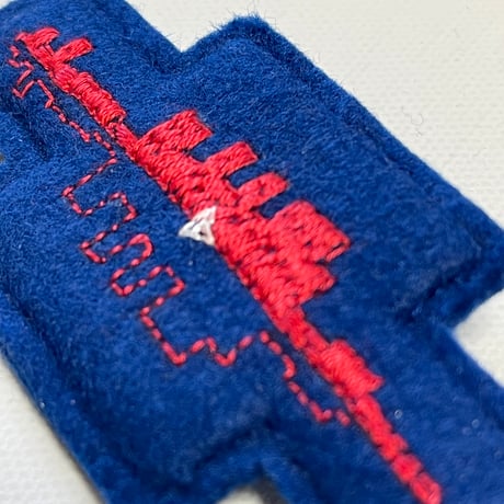刺繍する犬 ／ 音の波形　blue＆red ブローチ