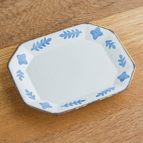 かとうようこ 陶作品「八角皿・はっぱ（青）」