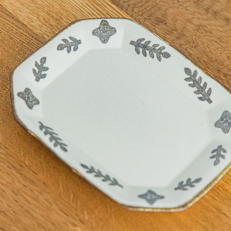 かとうようこ 陶作品「八角皿・はっぱ（チャコール）」