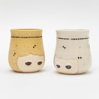谷村仁美 陶作品「カップ・女の子」