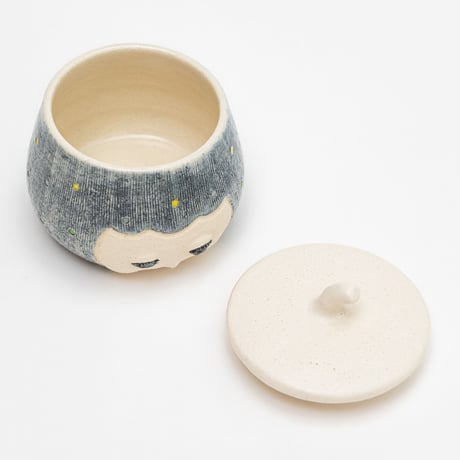 谷村仁美 陶作品「蓋物・女の子」