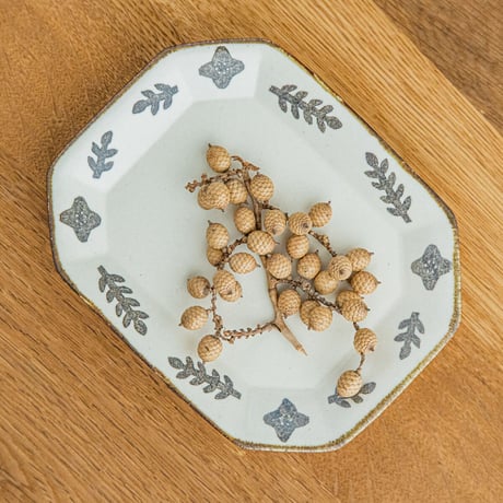かとうようこ 陶作品「八角皿・はっぱ（チャコール）」