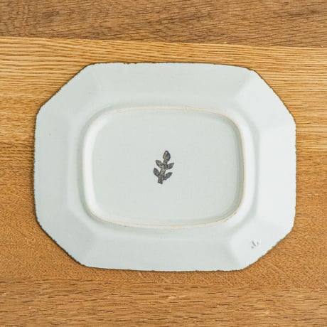 かとうようこ 陶作品「八角皿・はっぱ（チャコール）」