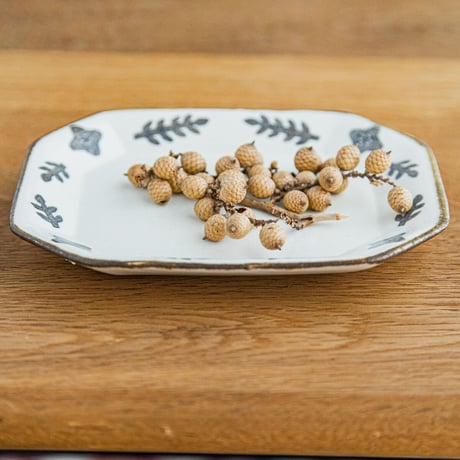 かとうようこ 陶作品「八角皿・はっぱ（チャコール）」