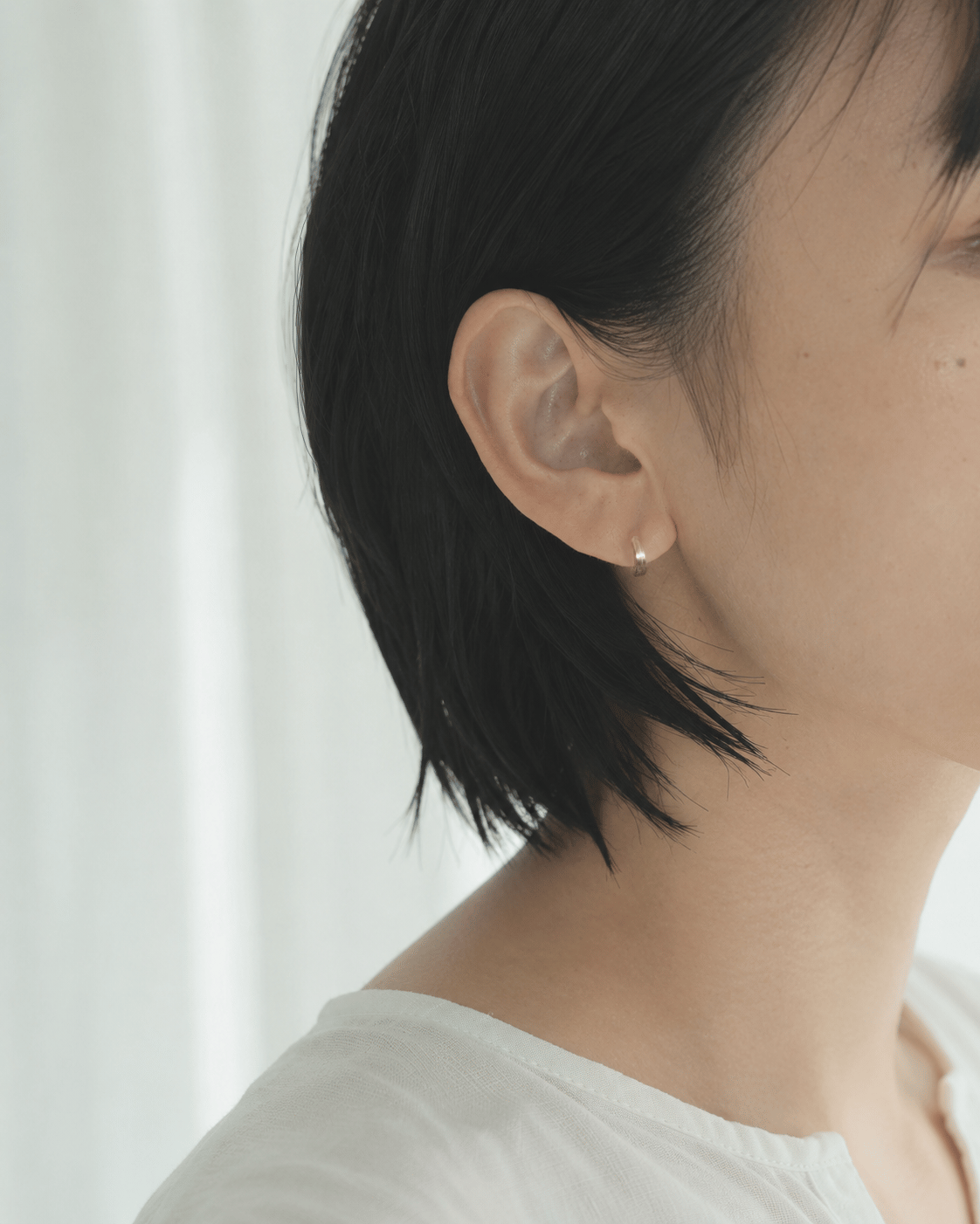 K10YG〕小さなJピアス｜つけっぱなしOK | hitoketa