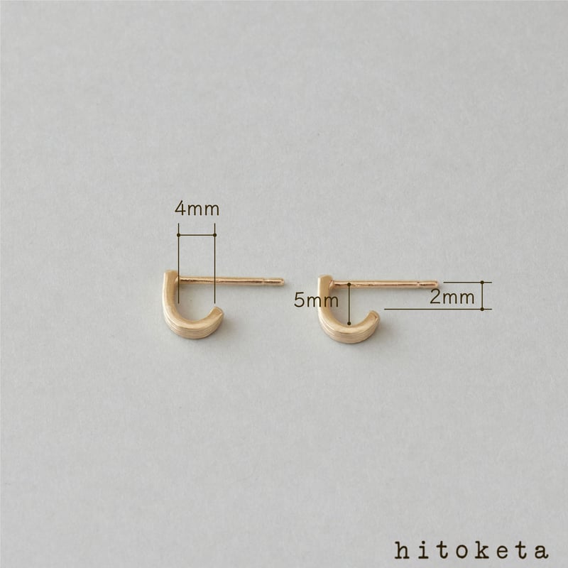 K10YG〕小さなJピアス｜つけっぱなしOK | hitoketa