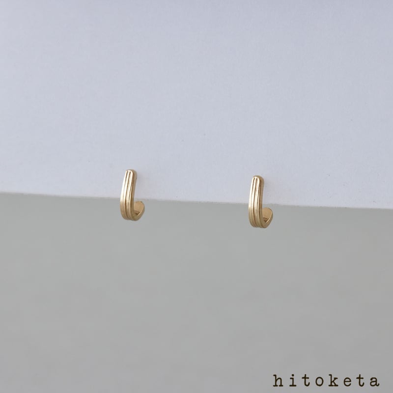 K10YG〕小さなJピアス｜つけっぱなしOK | hitoketa