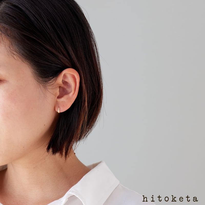 K10YG〕小さなJピアス｜つけっぱなしOK | hitoketa