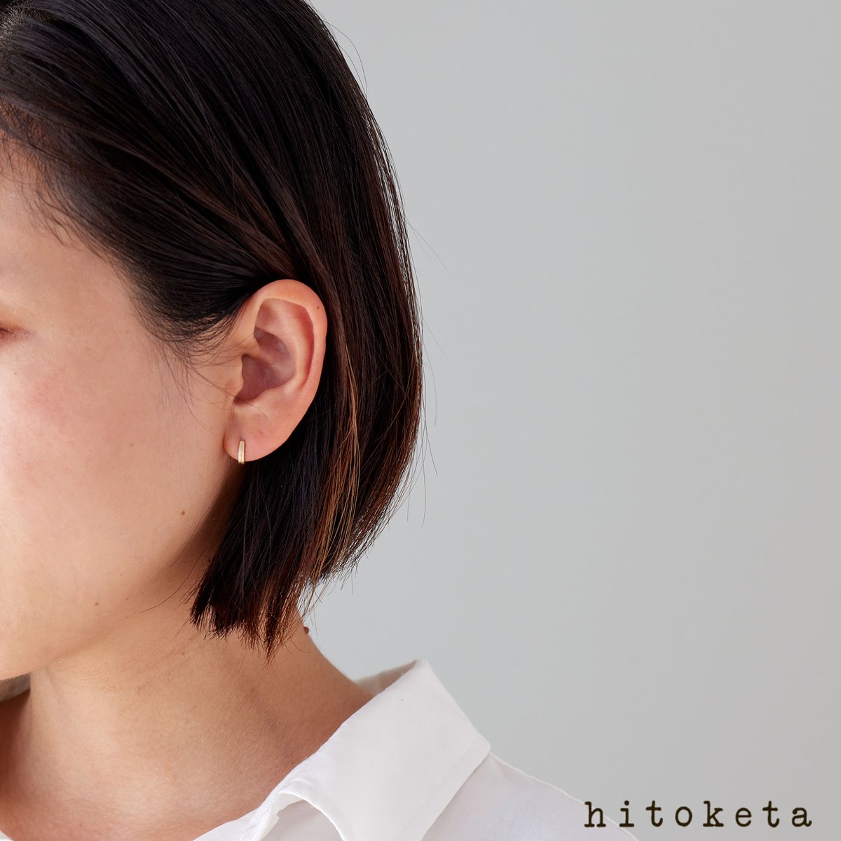 K10YG〕小さなJピアス｜つけっぱなしOK | hitoketa