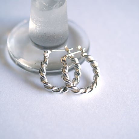ツイストline hoop ピアス