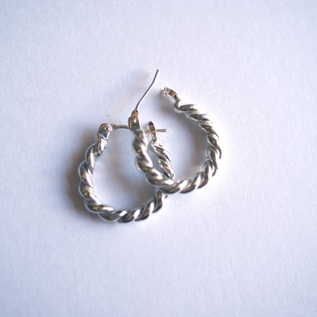 ツイストline hoop ピアス