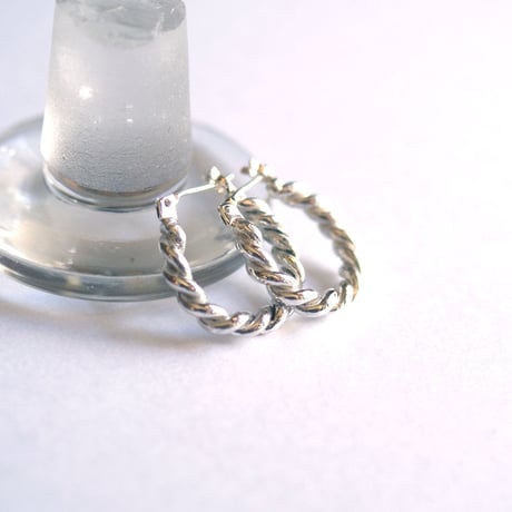 ツイストline hoop ピアス