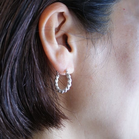 ツイストline hoop ピアス
