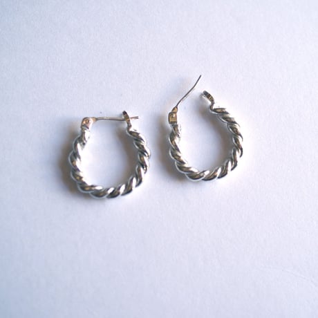 ツイストline hoop ピアス