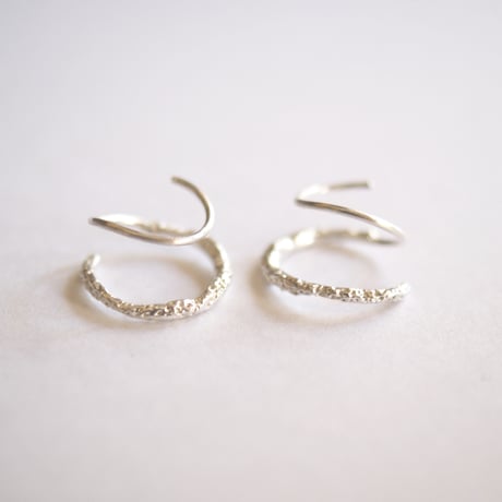 スパイラルピアス