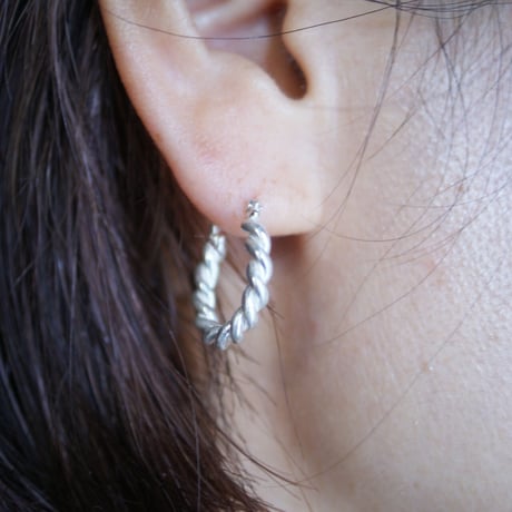 ツイストline hoop ピアス