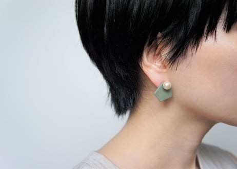 カケラピアス(カーキ）