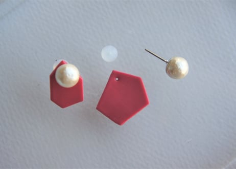カケラピアス(アカ）