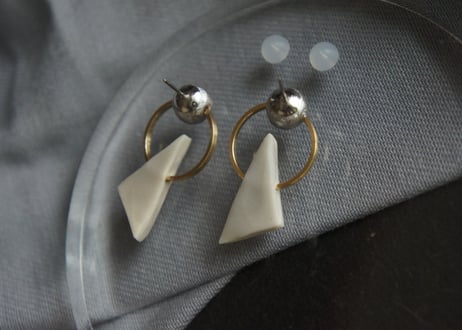 right triangleピアス・イヤリング（マーブルモカ）