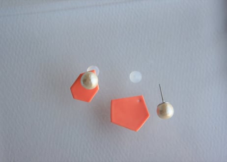 カケラピアス（コーラルピンク）
