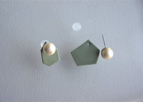カケラピアス(カーキ）