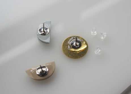 moonピアス・イヤリング  （コーラルピンク×オフ）