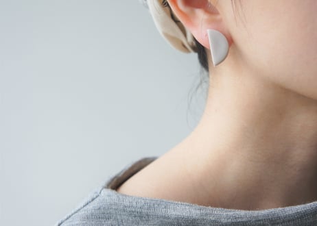 moonピアス・イヤリング  （シルバー×オフ）