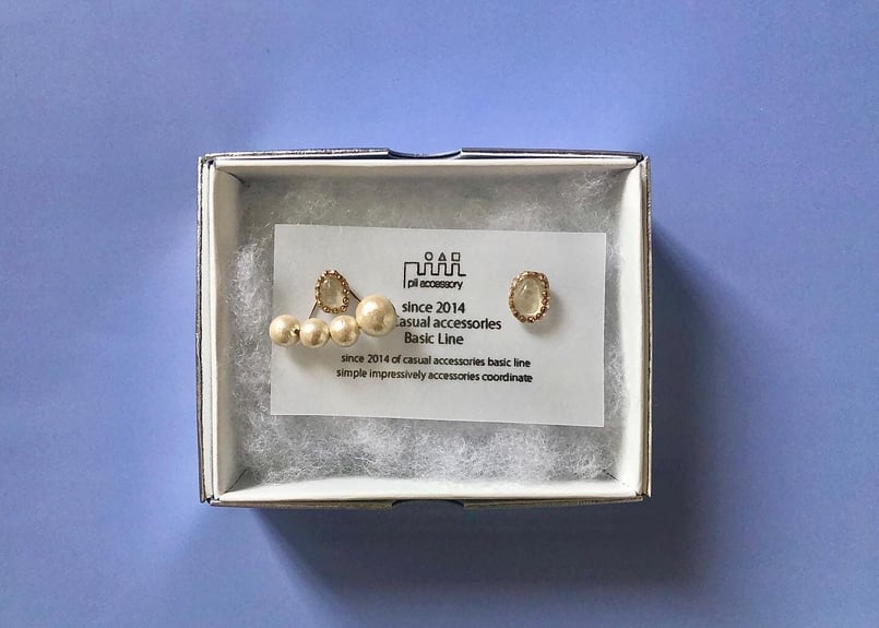 niki.du.poulain catch me と「粒」小ピアス niki.du.poulain catch me