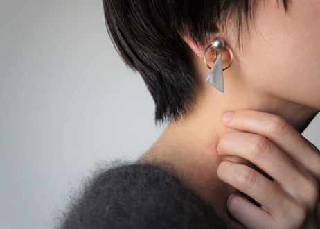 right triangleピアス・イヤリング（マーブルチャコールグレー）