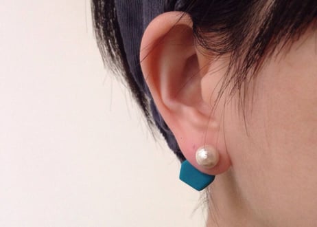 カケラピアス(ピーコックブルー)