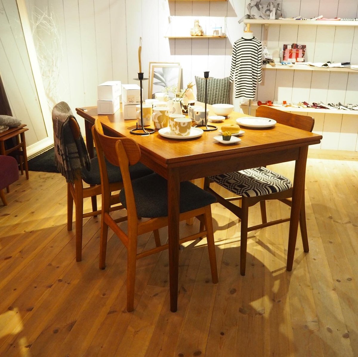 北欧家具talo購入 ブルーグレーの天板が美しいシンプルなダイニング